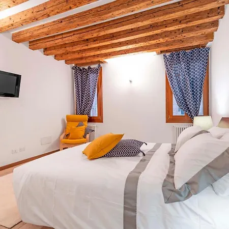 Central Apt * البندقية