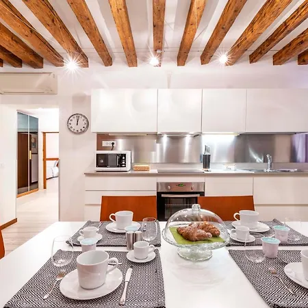 Central Apt Venecia